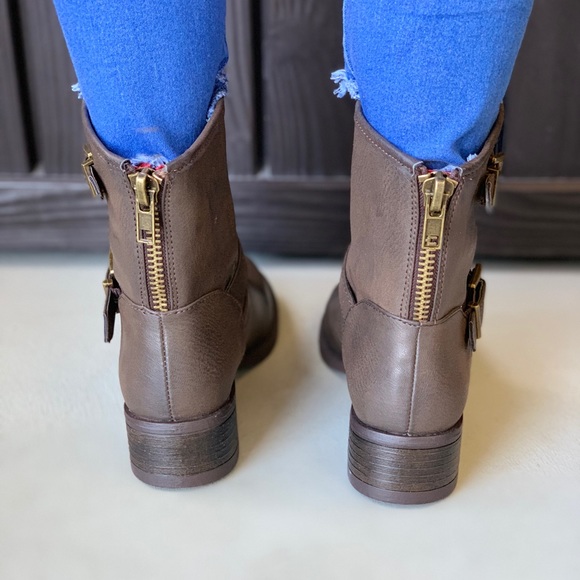 Texas Brown Distressed Engineer Buckle Boots - Picture 4 of 5